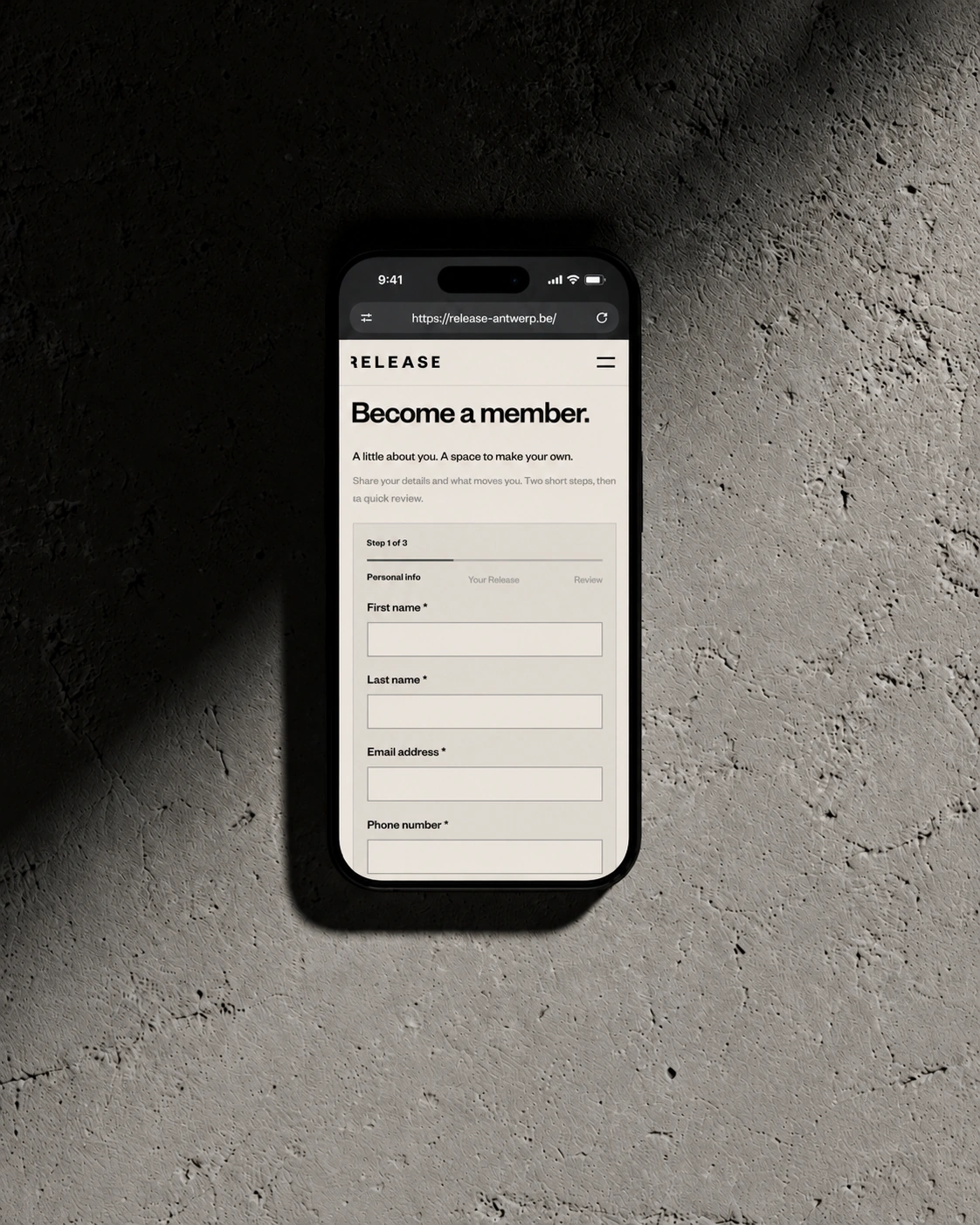 iPhone op beton met het ledenformulier van het Release-websiteconcept